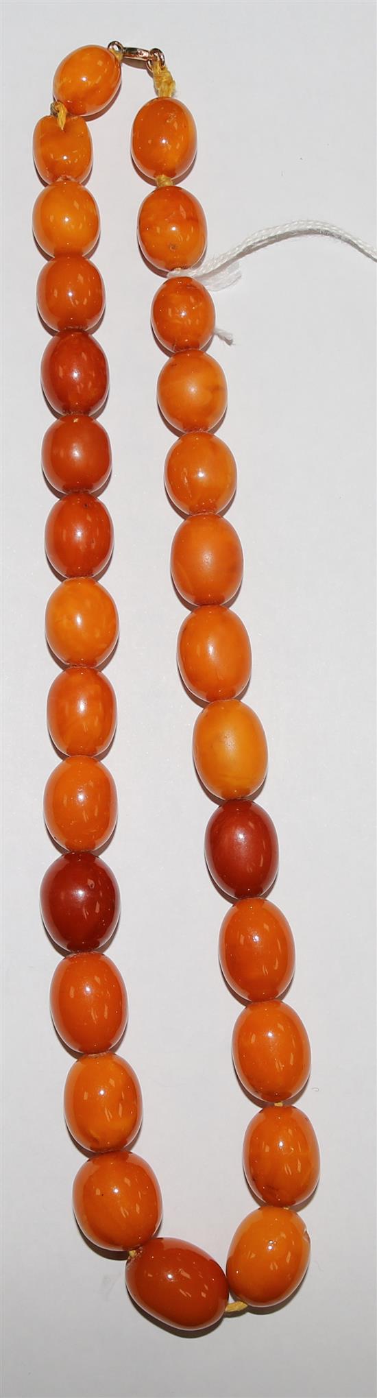 A single strand amber bead necklace, gross 53 grams, 46cm.